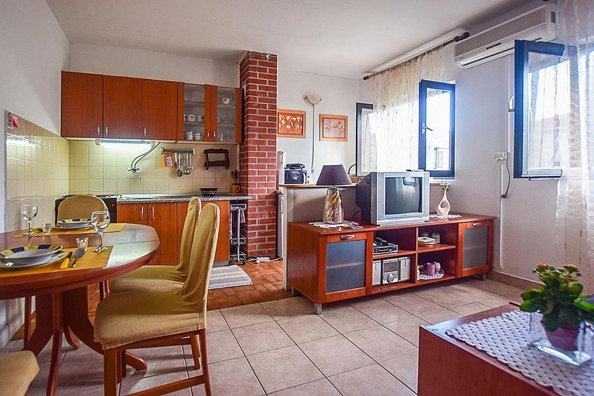 Apartments Derado Supetar Bagian luar foto