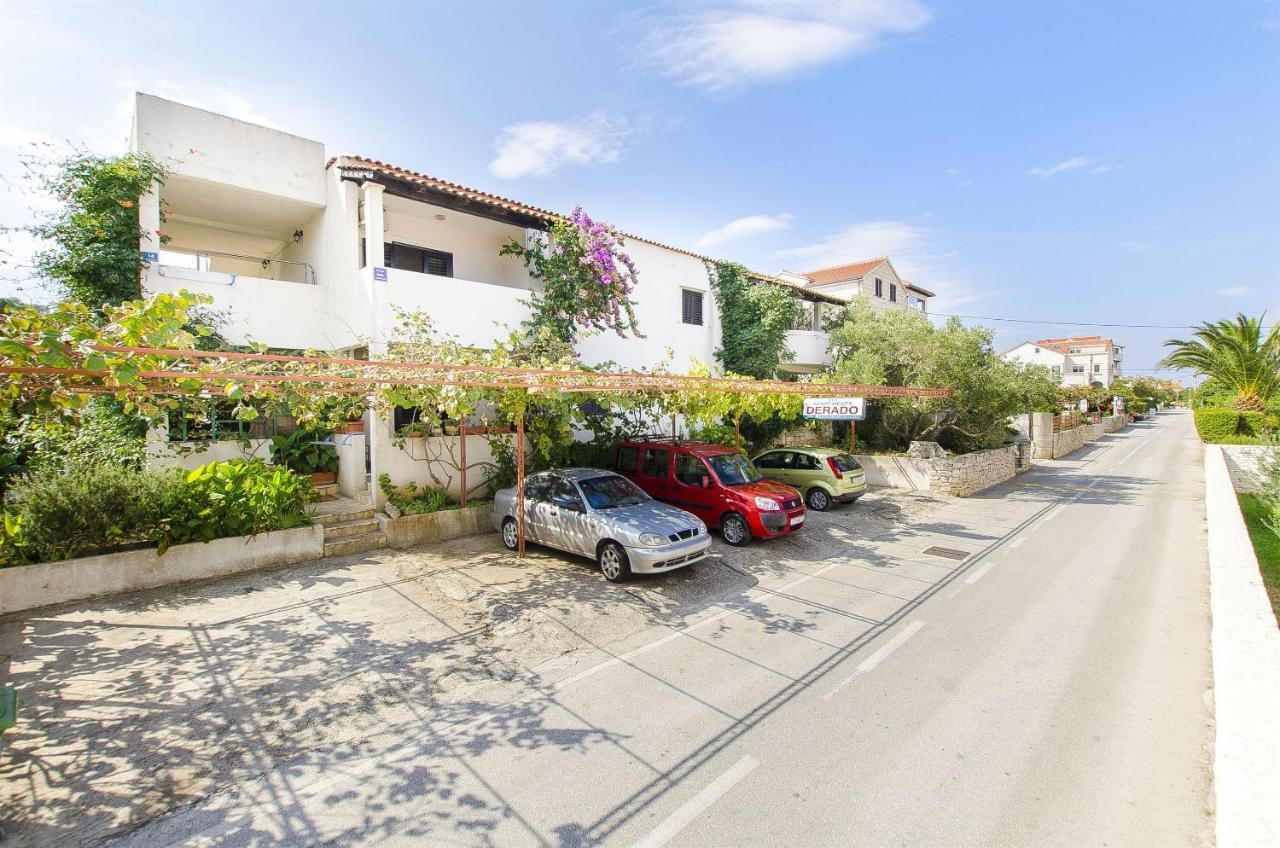 Apartments Derado Supetar Bagian luar foto